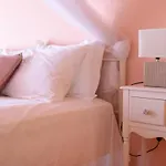 The Red Bougainvillea Apartament *