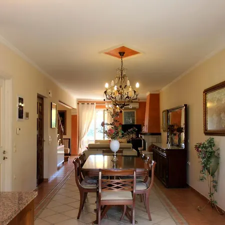 The Red Bougainvillea Kanálion